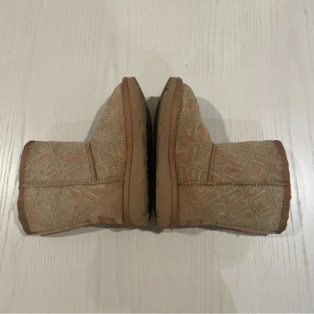 UGG Kids' Classic II Graphic Stitch boots 9